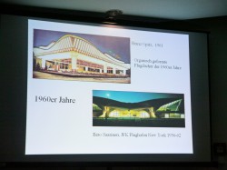 Der Autoscooters von Heinz Opitz von 1961 mit organisch geformten Flugdächern ist von der Architektur des damaligen JFK Flughafens in New York inspiriert.