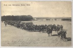 historische Postkarte, marschierende Soldaten. Beschriftung „Gruß vom Schießplatz Wahn“