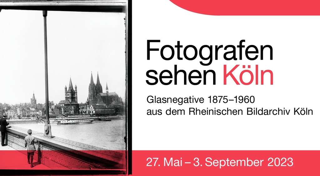 Fotografen sehen Köln. Ausstellungsmotiv schwarz-weiß-Foto Rheinpanorma mit Groß St. Martin und Dom, Daten der Ausstellung, rote Streifen