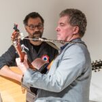 Hüve und Chevalier mit Gitarren während eines Lieds