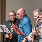 Kramp und Rolly Brings Arm in Arm, Chevalier am Rand