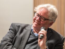 Porträt lächelnder Wirdeier, leicht schräg und mit Micro