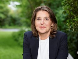 Porträtfoto Husch Josten, dunkler Blazer, im Grünen