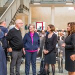 Gruppe von fünf und mehr Menschen im Gespräch