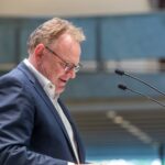 OB Burmester am Rednerpult, von rechts seitlich