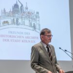Historiker Gerd Schwerhoff am Rednerpult, hinte projiziert das Logo der FREUNDE