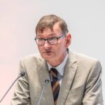 Historiker Gerd Schwerhoff am Rednerpult, konzentrierter Gesichtsausdruck