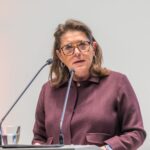 Schriftstellerin Husch Josten am Rednerpult, konzentrierter, klarer Gesichtsausdruck